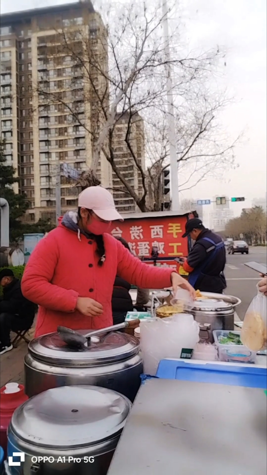 80后夫妻马路边摆摊卖早餐,十二如一日,每天凌晨起床