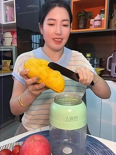 芒果苹果牛奶,自制杨枝甘露,比外面买的还好喝,香甜又健康,榨汁杯打的很细,口感超好喝 水果