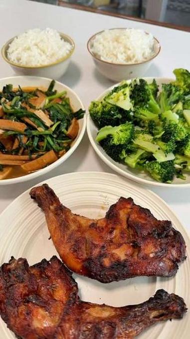 今天生活化减脂吃的是奥尔良烤鸡腿，韭菜炒豆干，加上蒜蓉西兰花#吃瘦不饿瘦 #低卡低脂餐 #