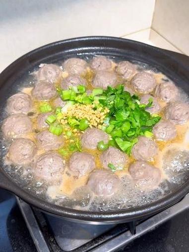 今天分享一道牛肉丸子萝卜汤汤鲜味美,肉质鲜嫩,做法非常简单 潮汕牛肉丸