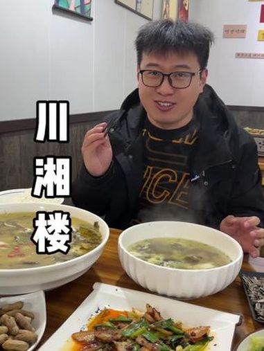 3个人88元吃到了这么多菜,包括了这一大盆酸菜鱼 烤鱼套餐也划算,78元就可以了 抖音美食