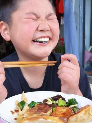 #好吃的煎饺 #真实生活分享计划 #看他吃饭超下饭 安徽巢湖小学四年级的娃今天开始暑假生活
