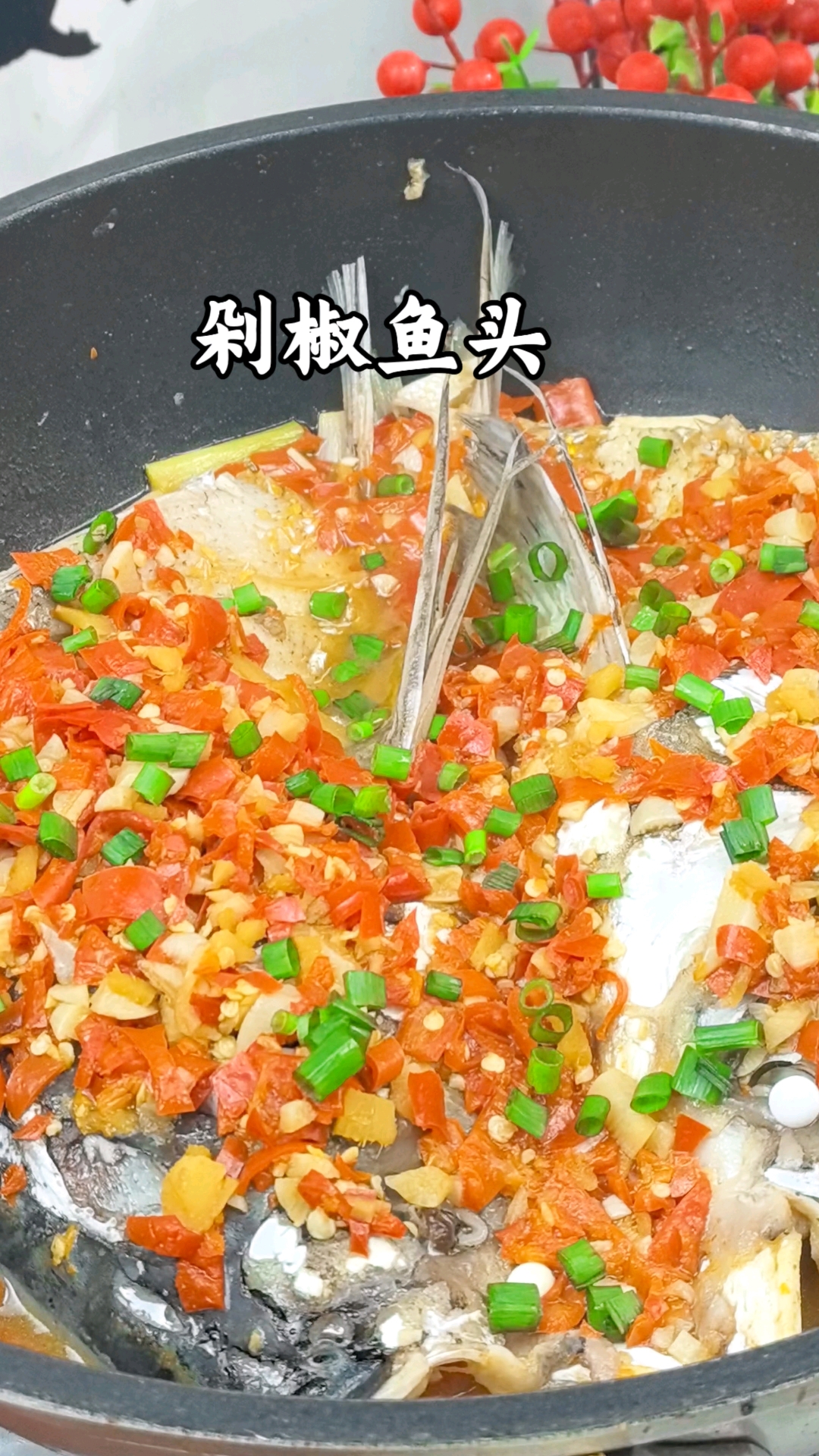 主料:鲢鱼头配料:剁辣椒,姜,葱,蒜,酱油调料:盐,白糖