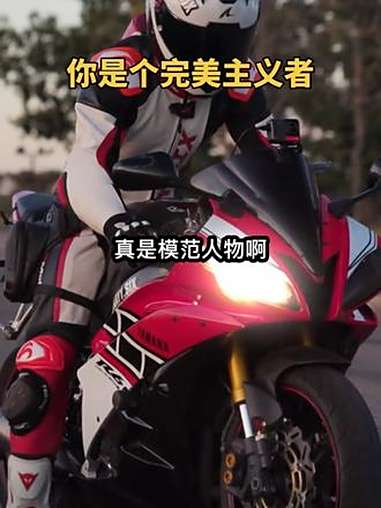 某人你穿着打扮喜欢素色,不喜欢花里胡哨的东西,你出门的时候都是保持一尘不染,你很注重细节与