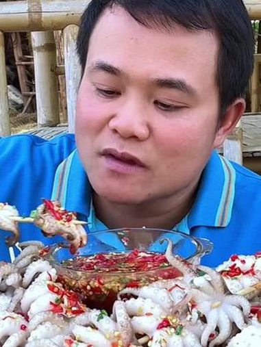 泰式剁椒凉拌大八爪鱼串串 泰国主播吃美食视频 泰国美食 大口吃海鲜真的太香了 泰国大叔 内