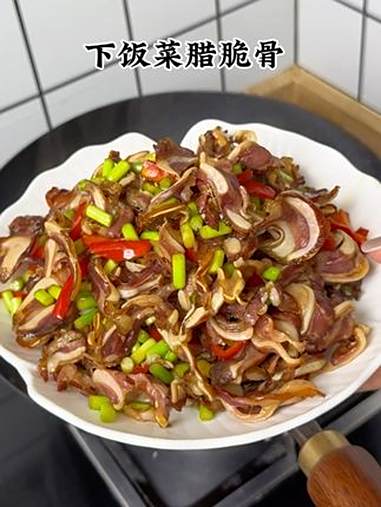 柴火烟熏腊猪脆骨,每一片都是瘦肉夹杂着嫩脆骨,吃起来又香又辣又脆!真的比猪耳朵都要好吃很多