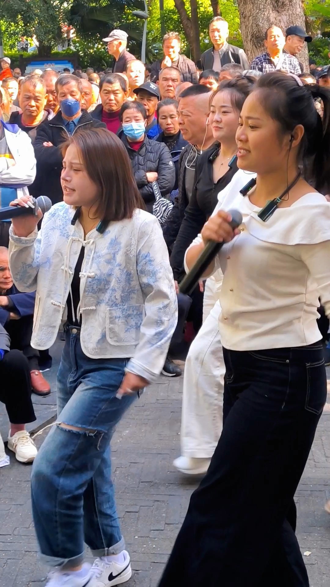 开场即炸场！大脸小燕领唱《阿老表来跳脚》，歌舞狂欢氛围拉满