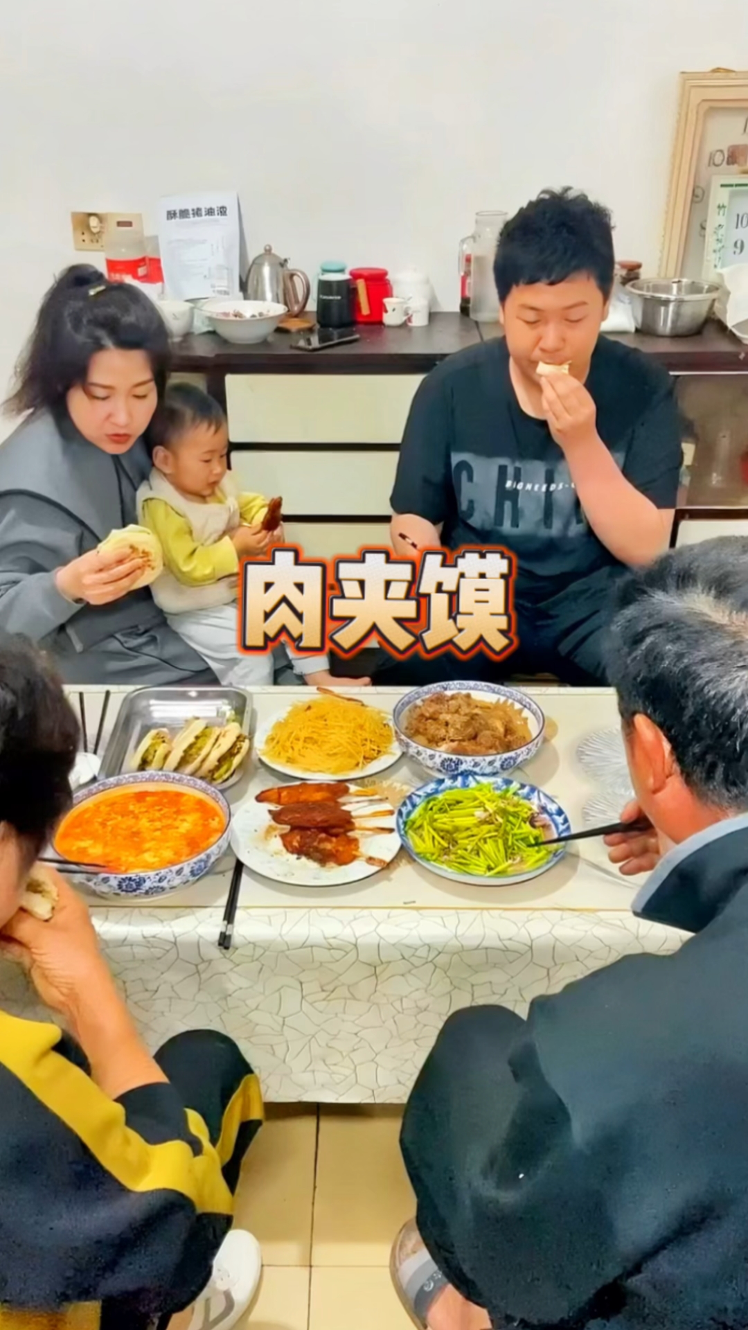 姐姐回家,妈妈做了我们都爱吃的炸鸡柳,肉夹馍,一口爆汁