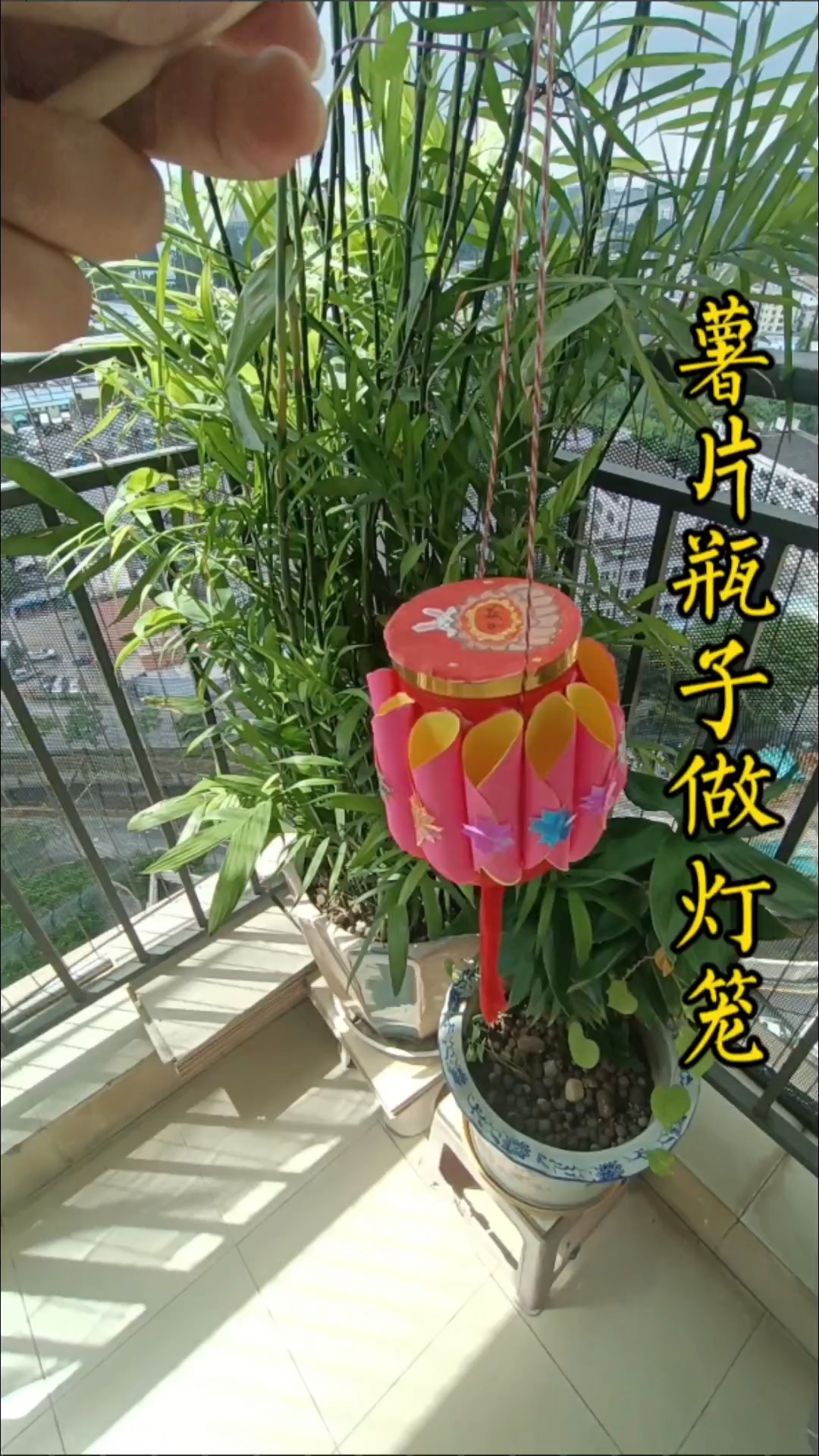 中秋节快到了,剪几朵樱花,用薯片瓶子和孩子做个好看的灯笼吧