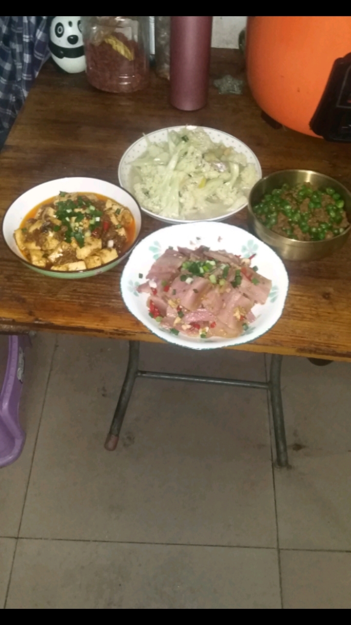 今晚做了肉碎炒青豆,麻婆豆腐,小米椒炒咸肉,上汤花菜,很下饭