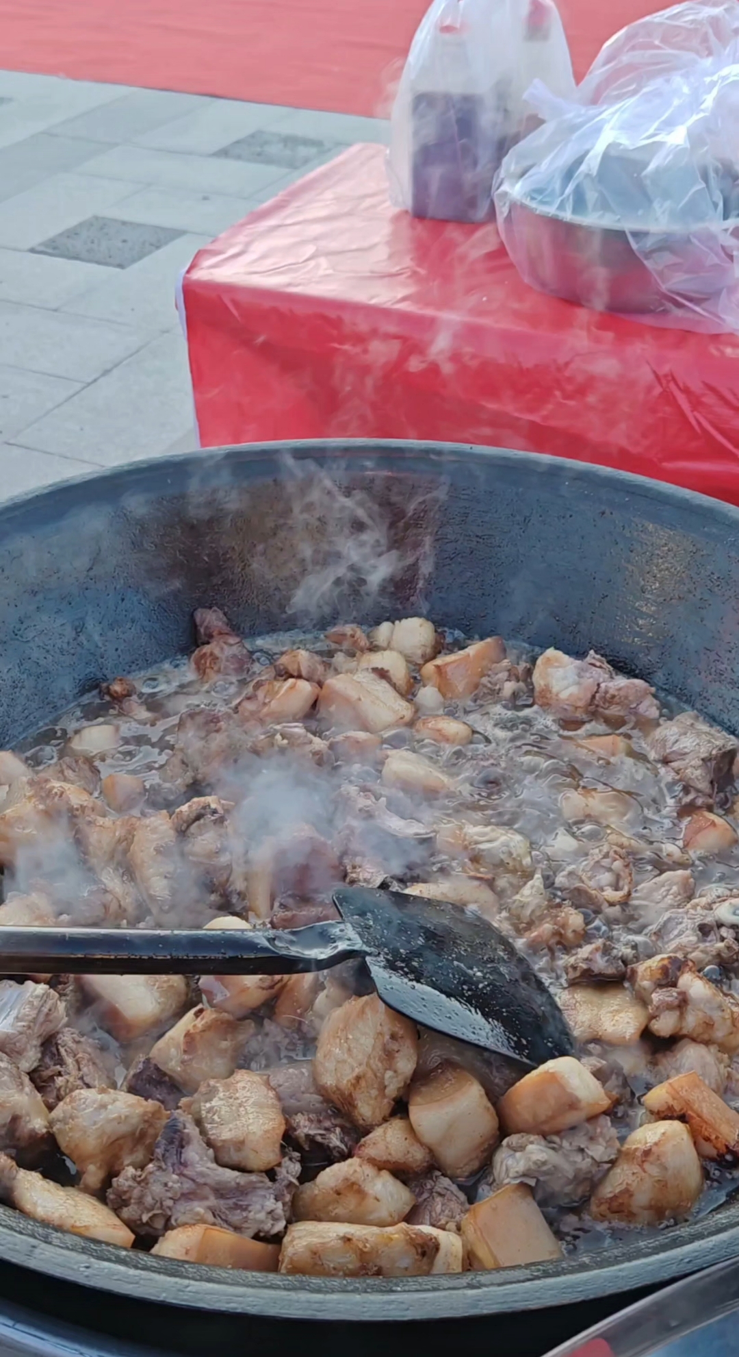 这就是大凉山彝族人炒坨坨肉,这锅肉的含量谁懂啊!