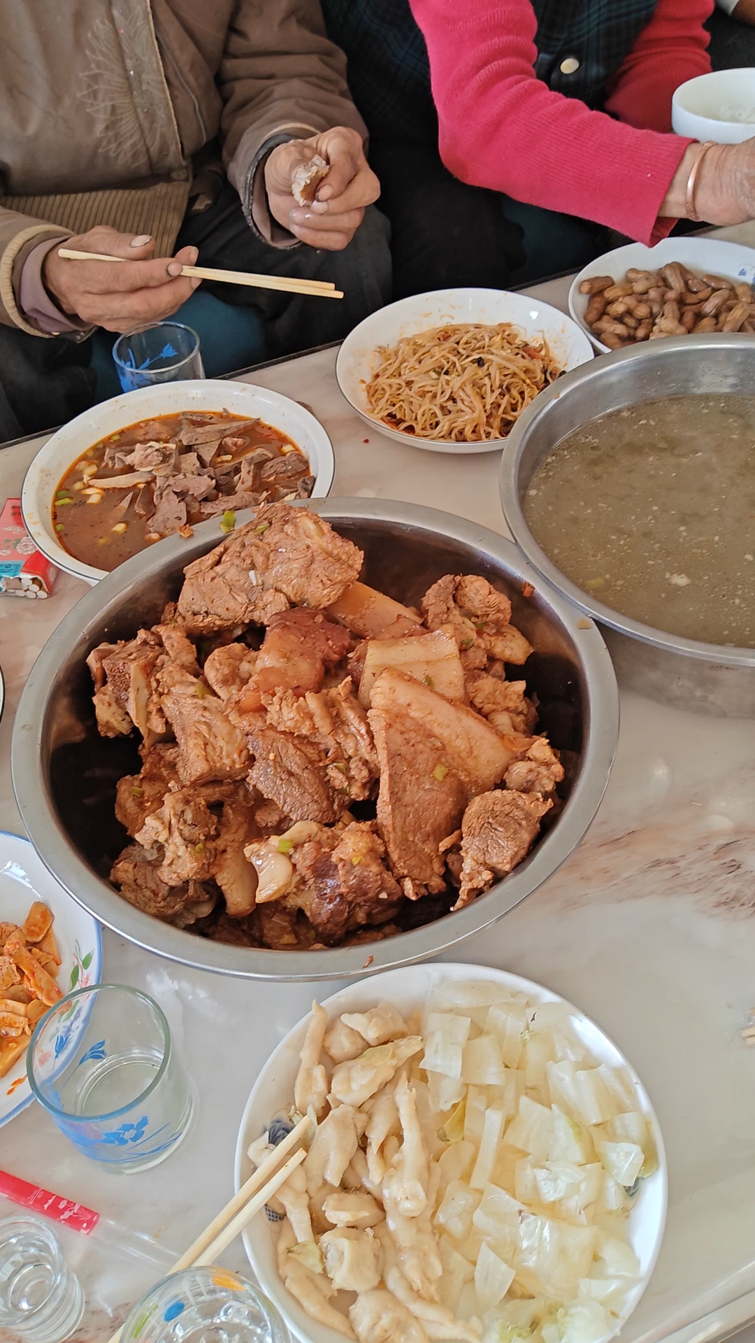 彝族过年吃饭是这样的,以前彝族招待客人只有坨坨肉
