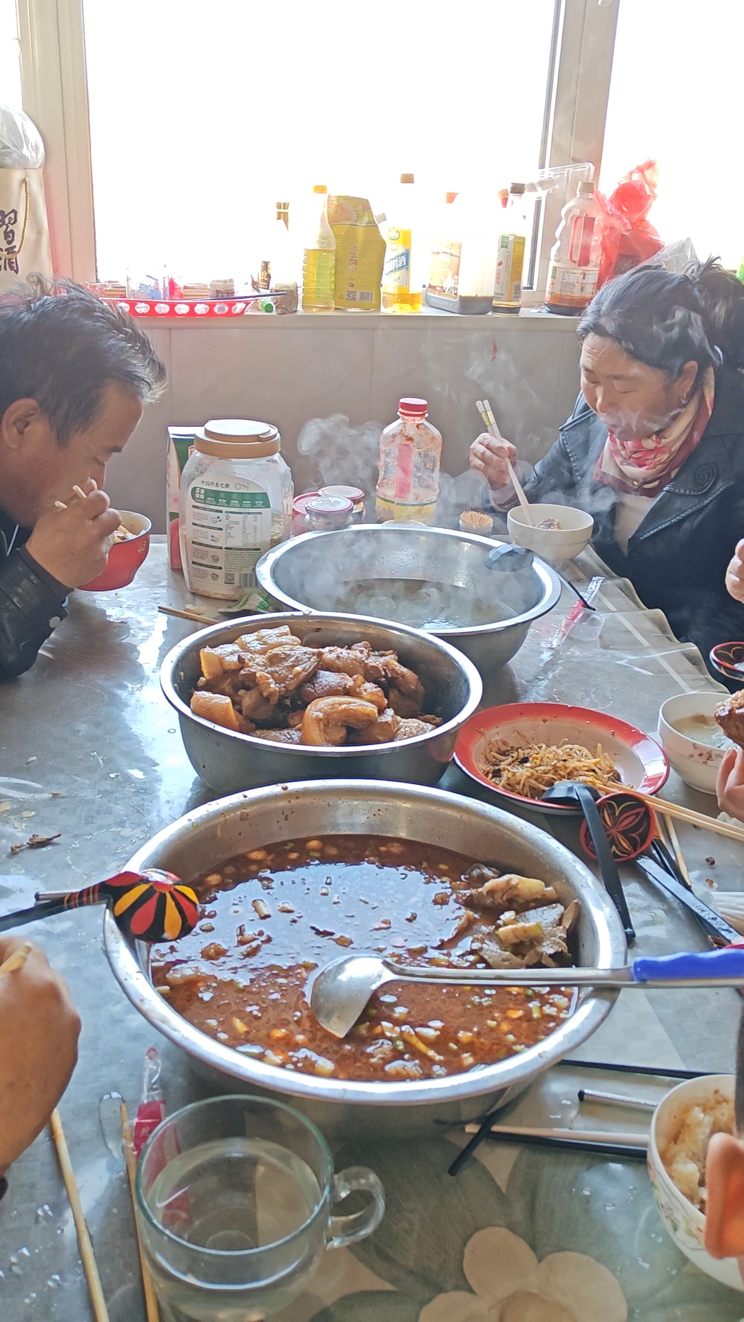 彝族过年吃饭是这样的,以前彝族招待客人只有坨坨肉