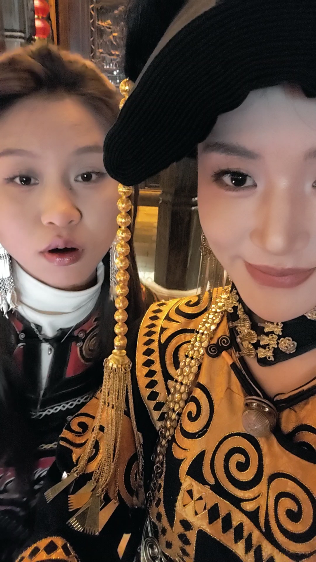 皮肤有点黑,没关系因为我是彝族人,我吃的是坨坨肉喝的酸菜汤