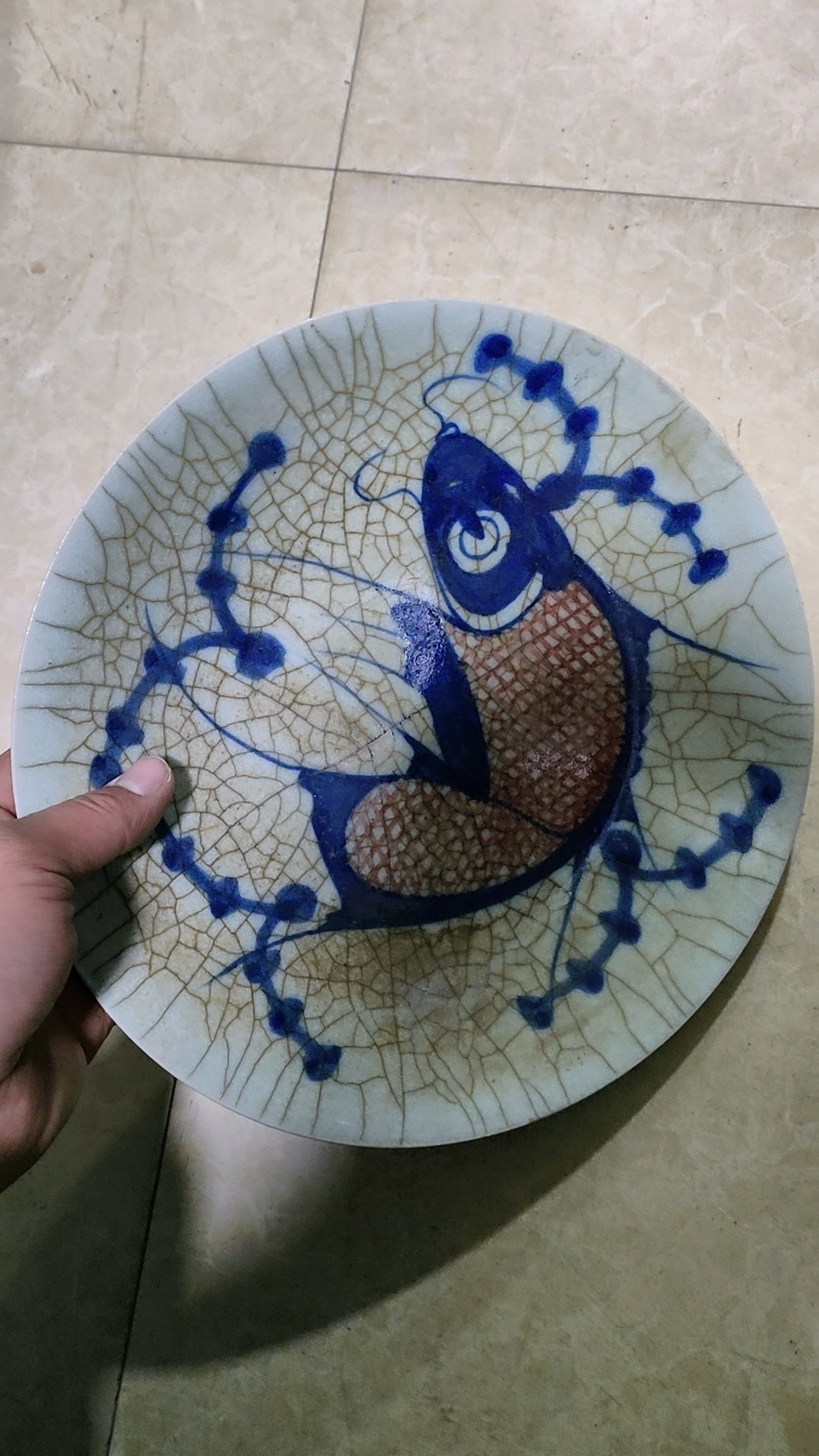 青花瓷的鱼盘子釉里红