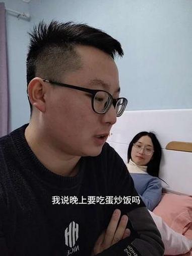 我说要吃蛋炒饭你非要吃西餐那东西能吃饱人吗#夫妻 #夫妻日常 #搞笑夫妻