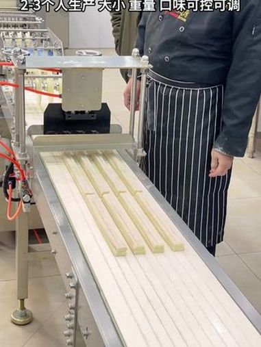 一小时能做4-5袋面,平均一根3毛左右 油条生产线 小食品机械 食品机械设备 食品加工 自