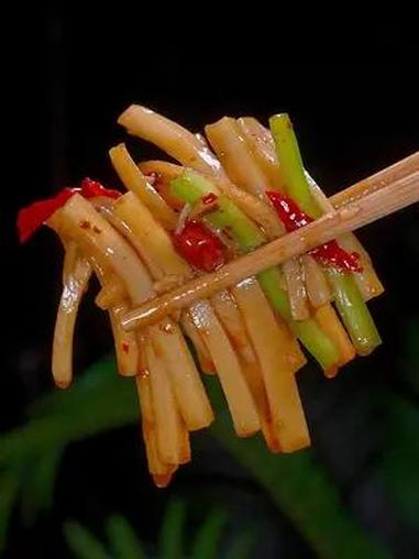 凉拌莲藕 以后家里吃莲藕你就像我这么做,酸辣脆爽又好吃,而且做法也非常简单 凉拌莲藕