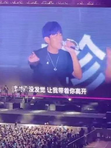 周杰伦再现原key《分裂》今天大家好会点!周杰伦 分裂周杰伦 周杰伦长沙演唱会