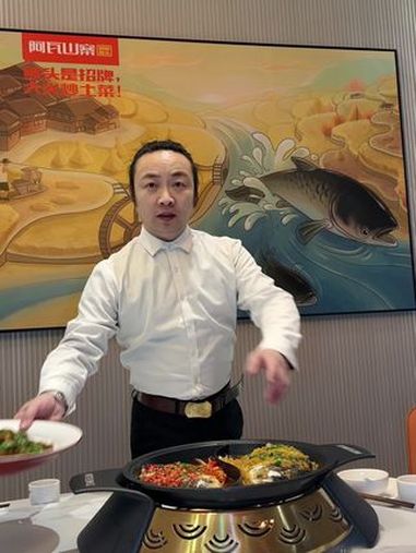 新野阿瓦山寨3月17号试营业 抖音美食推荐官 这主持人有点东西 新野探店头头 新野辫哥
