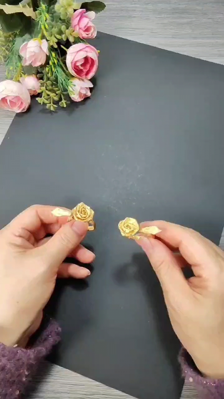 情人节,我们用巧克力包装纸来做一枚玫瑰花戒指吧!