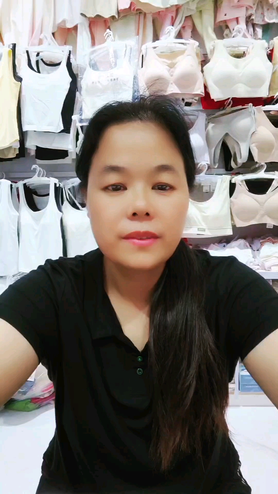 张姐内衣店的地址就在兰陵县天运商城北区一楼进来红色灯箱门头