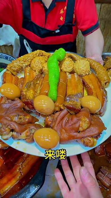满满一大盘子员工餐吃美了 寻味烟火气 东坡肉 把子肉 电大甏肉干饭 抖音搜索流量来了