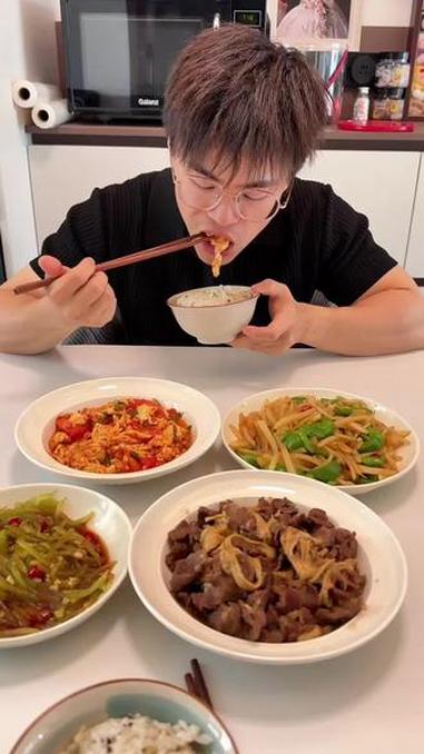 今天即是我的生活化减脂又是我老婆的孕妇餐,烧的是腐竹炒牛肉,番茄炒鸡蛋,凉拌莴笋,青椒土豆