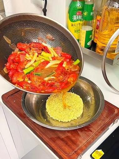 夏天的快乐，从这盆小龙虾开始！不用油炸，在家也能做出饭店味儿～#家常菜 #香辣小龙虾 #吃