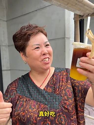 自驾返乡给全村老人送奶茶，这位妈妈说：钱不多，主要是女儿的一份心意！全村老人的第一杯奶茶