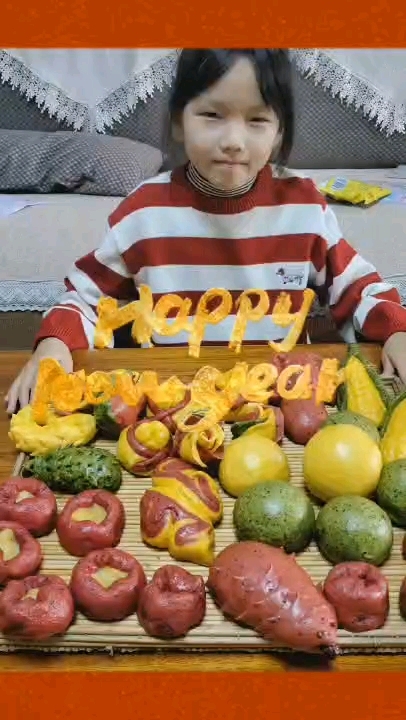 山东青岛的小朋友制作春节花样馒头福祖国繁荣昌盛。