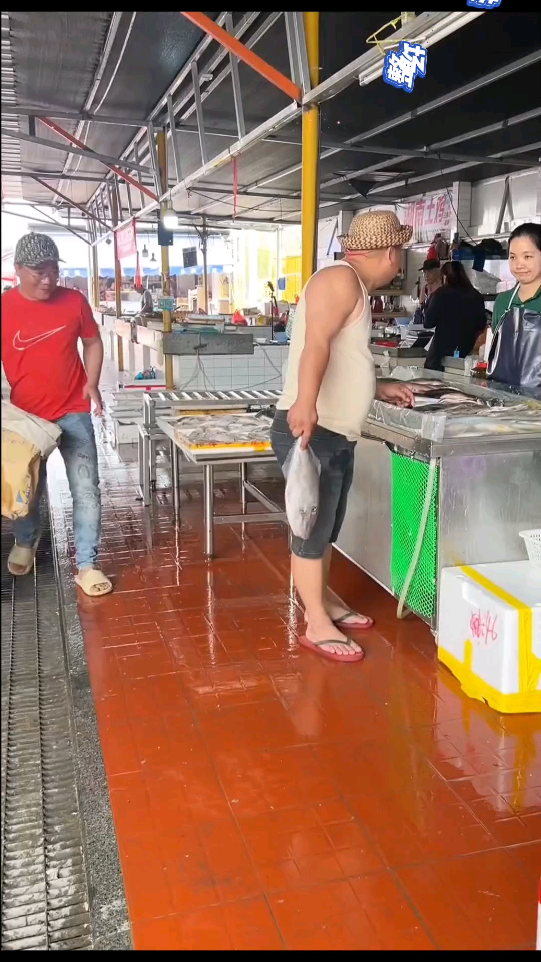 商场整蛊 笑到肚子疼的搞笑瞬间#搞笑视频# #搞笑整蛊#