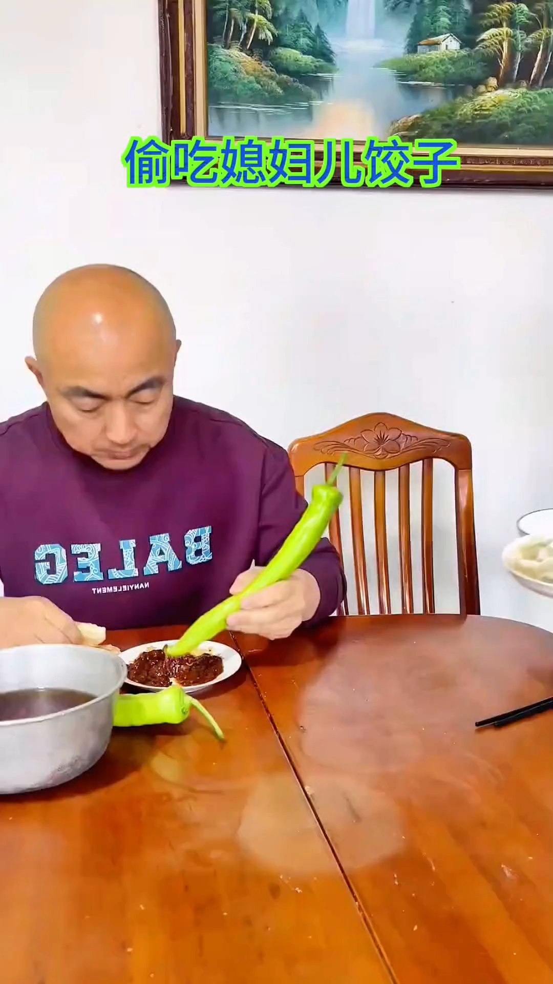 搞笑视频搞笑段子,媳妇吃水饺,不给我吃,我偷着吃