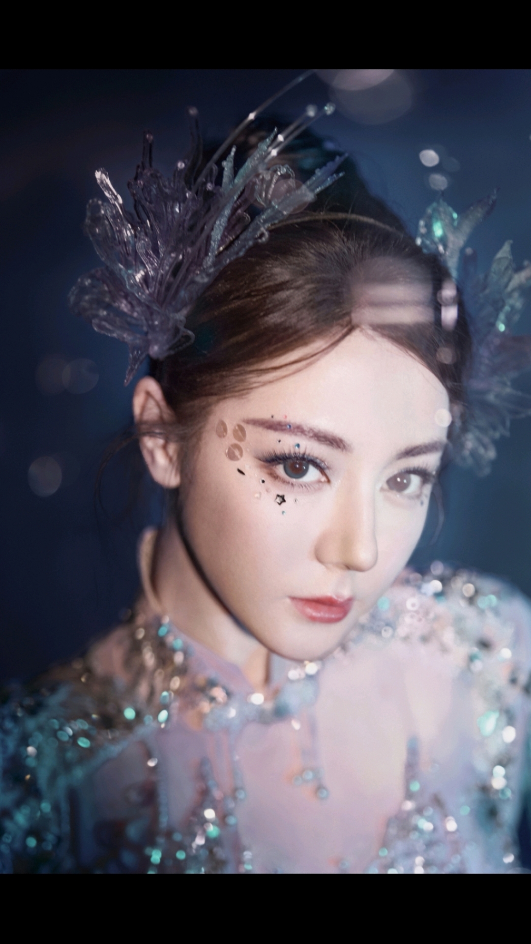 迪丽热巴央视春晚化身人鱼公主,舞姿唯美动人,如梦如幻