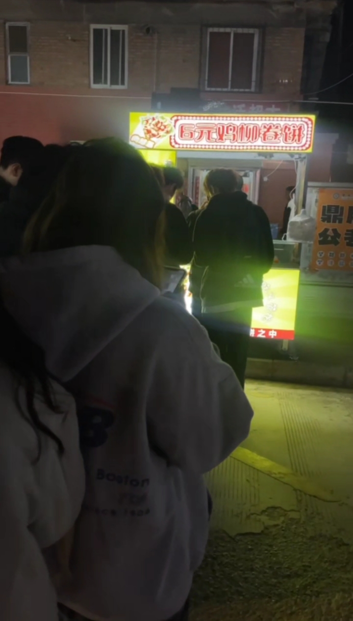 网红小吃香酥鸡柳卷饼