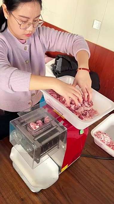 小型的鲜肉切片机 价格不高适合各种火锅店 食材加工店铺 可以关注一下这种机型 羊肉切卷机 