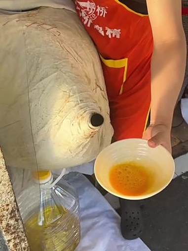 麻糊冲鸡蛋 格拉条 早上来一碗咸麻糊冲鸡蛋汤 一根油条 一碗格拉条 超级皖 超级皖美食争霸