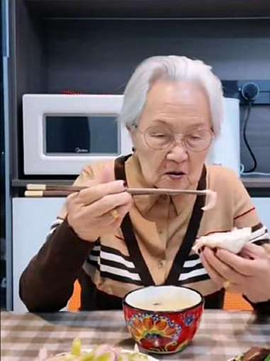 98岁老妈的饮食习惯,每天按时吃饭,晚餐稀饭和馒头,菜一荤一素。晚饭八分饱就好。家有一老如