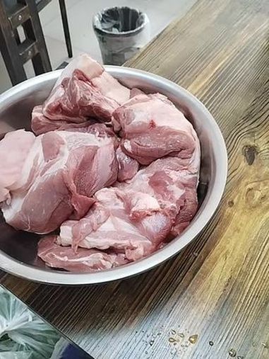 现在早餐店生意也不好做,特别是新开的早餐店,明天只准备了12斤的肉,不知道能卖多少钱,好在