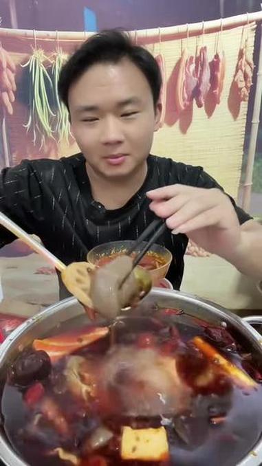地道农家正中重庆肥肠鱼火锅，浓郁牛油，辣椒花椒的厚重，嘎嘎香呀！#重庆火锅#肥肠鱼火锅#农