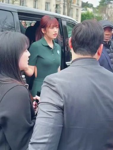 安宥真 亮相Lacoste2025秋冬大秀 身穿绿色露背网球裙、搭配红发 最大的亮点是背后