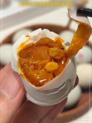 早上来一碗暖心又暖胃的咸鸭蛋虾仁粥,简直不要太幸福啦!#海鲜粥 #营养粥 #咸蛋虾仁粥 #