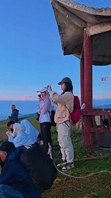今天的韭菜坪绝美日出云海 旅行推荐官 浪漫花海 感受大自然的魅力 住进风景里