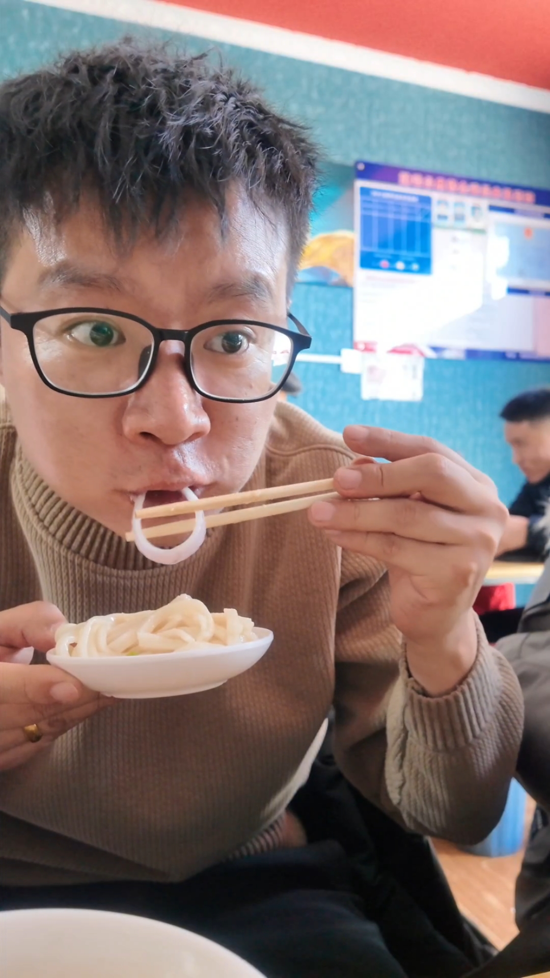 马肉那仁美的很,和新疆朋友一起吃饭得靠抢,不然美食到不了嘴里