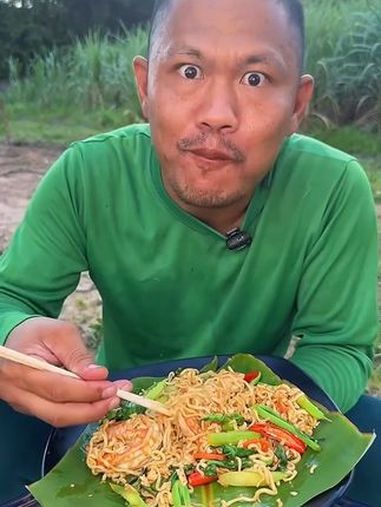 驴哥做大虾鸡蛋炒面 泰国美食 户外美食 美食 泰国生活