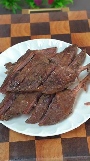 天气越来越冷了,我都会做上一些酱鸭腿留着过年吃,做法简单一学就会 酱鸭腿