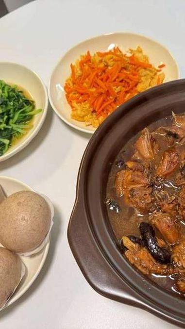 今天生活化减脂吃的是小鸡炖蘑菇,胡萝卜炒鸡蛋,蒜蓉青菜#吃瘦不饿瘦 #低卡低脂餐 #减肥餐