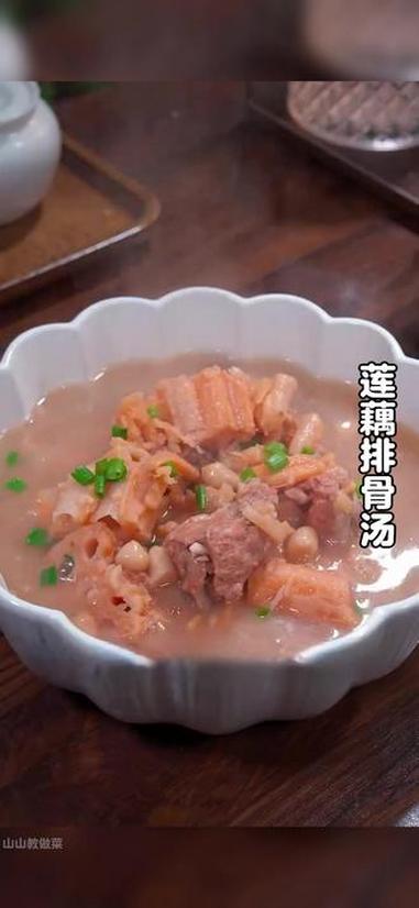 现在正是吃莲藕的季节，今天分享一道莲藕排骨汤的做法，排骨软烂脱骨，莲藕粉嫩入味。家常菜 排