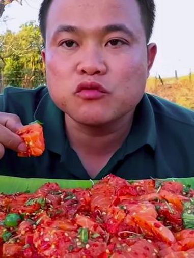 新鲜蔬菜鲜辣凉拌三文鱼切片 泰国有哪些神奇美食 泰国主播吃美食视频 泰国生活 泰国大叔 内