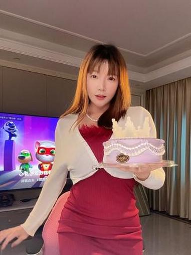 记录一下潇潇送我的生日蛋糕，说我像女王，应该有个皇冠